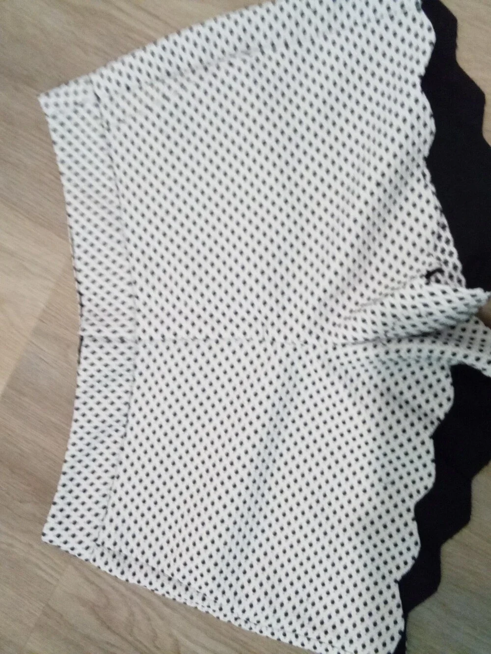 Elle Size 6 Women's White with Black Polka Dots Scallop Hem Dress Shorts